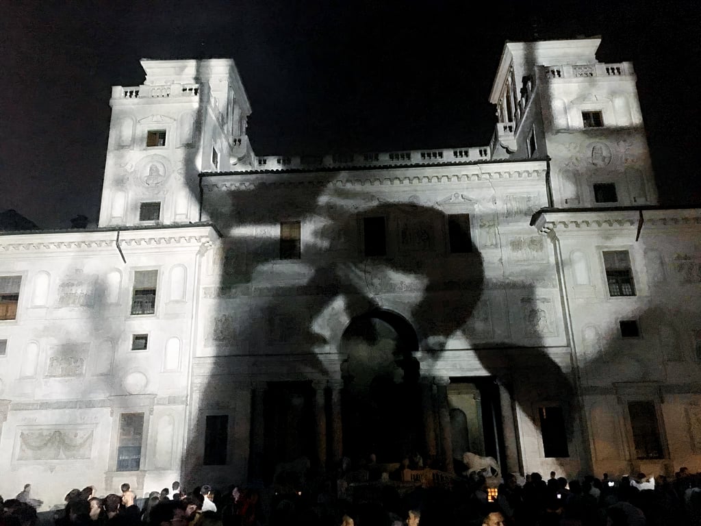 Projection sur la façade de la Villa Medicis 